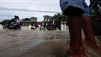 Banjir juga merendam Jalan Pedan-Cawas, Plosowangi, Cawas, Klaten. Pengendara yang melintas harap berhati-hati.