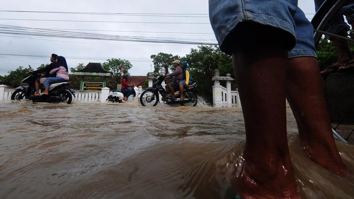 Pengendara melintasi jalan Pedan-Cawas di Plosowangi, Cawas, Klaten, Jawa Tengah, Jumat (3/1/2023). Intensitas hujan tinggi di wilayah Kabupaten Klaten, membuat aliran sungai Dengkeng meluap dan membanjiri sejumlah rumah warga, sekolah, dan jalan utama Pedan-Cawas. ANTARA FOTO/Aloysius Jarot Nugroho/hp.
