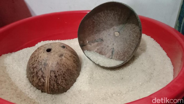 Batok Eter, alat tradisional penakar beras yang digunakan warga Indramayu