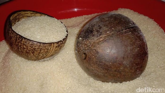 Batok Eter, penakar beras tradisional warga Indramayu