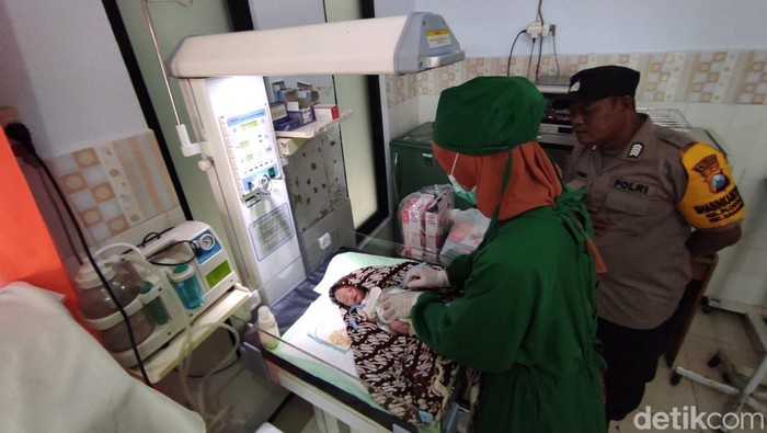 Bayi yang ditemukan diu gazebo milik warga di Blitar dievakuasi ke puskesmas