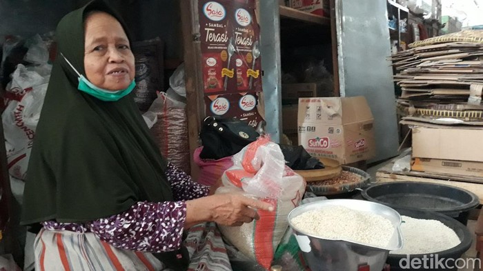 Salah satu pedagang beras di Pasar Bantul. Jumat (3/2/2023).
