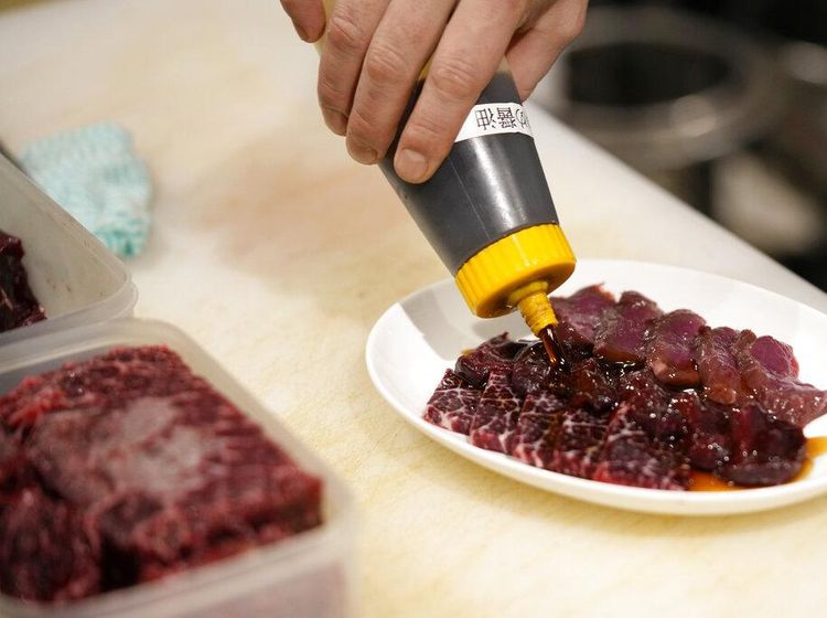 Berburu Sajian Daging Ikan Paus di Jepang, Mau Coba?