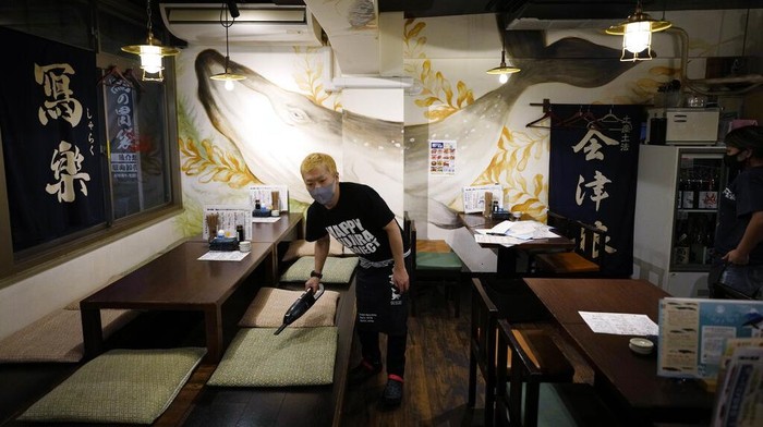 Berburu Sajian Daging Ikan Paus di Jepang, Mau Coba? Yuki Okoshi, owner of Japanese restaurant