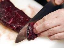 Unik! Wanita Ini Bagikan Tutorial Cara Memasak Daging Ikan Paus