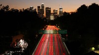 Lalu lintas di Interstate 110 mengarah ke pusat kota Los Angeles dalam foto long exposure ini pada Jumat (27/1/2023). AP/Mark J. Terrill