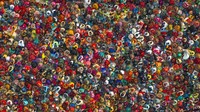 Umat Hindu mendengarkan seorang pemimpin agama di Sangam, pertemuan sungai Gangga, Yamuna dan mitos Saraswati, selama pameran tradisional tahunan festival Magh Mela, di Prayagraj, di negara bagian Uttar Pradesh, India utara, Selasa, 31 Januari 2023. Ratusan ribu peziarah Hindu diperkirakan akan berenang di pertemuan itu, berharap bisa menghapus dosa selama festival sebulan penuh. AP/Rajesh Kumar Singh