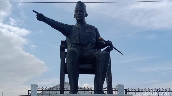 Patung Bung Karno duduk di depan gedung Grha Bung Karno Klaten.