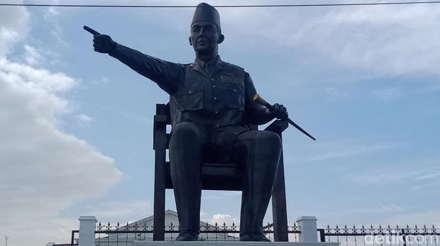 Patung Bung Karno duduk di depan gedung Grha Bung Karno Klaten.