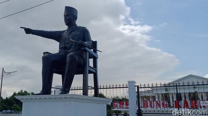 Patung Bung Karno duduk di depan gedung Grha Bung Karno Klaten.