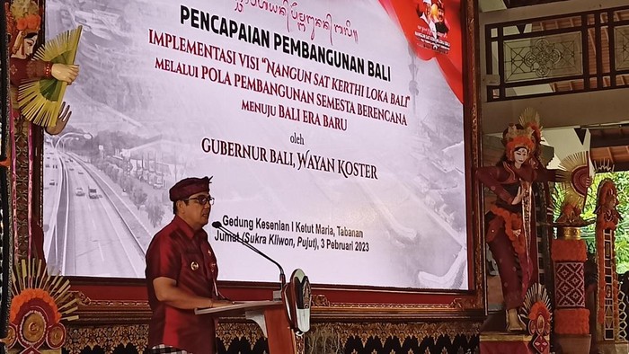 Bupati Sanjaya saat menyampaikan sambutan dalam kunjungan kerja Gubernur Bali Wayan Koster di Gedung Kesenian I Ketut Maria, Jumat (3/2/2023). (chairul amri simabur/detikBali)
