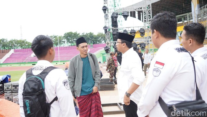 Bupati Sidoarjo (tengah) mengecek kesiapan Stadion GDS