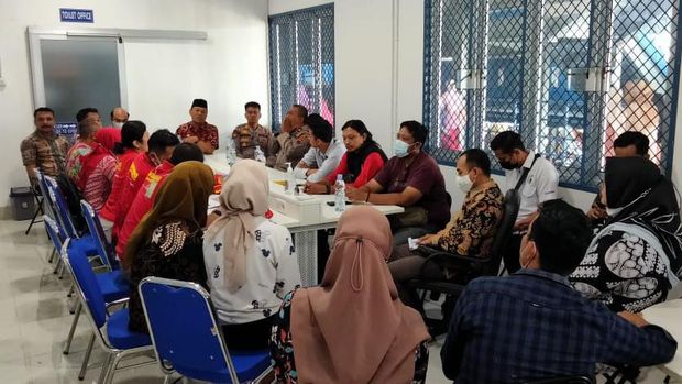 Pertemuan di pabrik Disnakertrans Gribigan, manajemen dan serikat pekerja di PT SAI Godong, Grobogan.