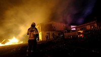 Sejumlah rumah juga ikut terbakar. Reuters/Jose Carvajal.