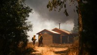 Asap hitam juga membubung ke udara. Reuters/Mauricio Ulloa Gant