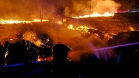 Petugas pemadam kebakaran telah dikerahkan untuk memadamkan api di kawasan Quilmo, Chili, Kamis (2/2/2023). Reuters/Jose Carvajal.