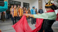 Kepala Dinas Pendidikan, Pemuda, dan Olahraga Manggarai Timur Basilius Teto, Ketua DPRD Kabupaten Manggarai Timur Agustinus Tangkur, Bupati Manggarai Timur Agas Andreas, Ketua Pengurus YPA-MDR Herawati Prasetyo, Chief of Corporate Affairs Astra Riza Deliansyah, dan Sekretaris Pengurus YPA-MDR Wedijanto Widarso usai menandatangani kerjasama tersebut.