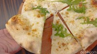 Beberapa menu otentik andalannya antara lain, classic pizza, antipasti, stuzzichini, secondi serta aneka pasta buatan sendiri dengan harga mulai dari Rp 50 ribu.