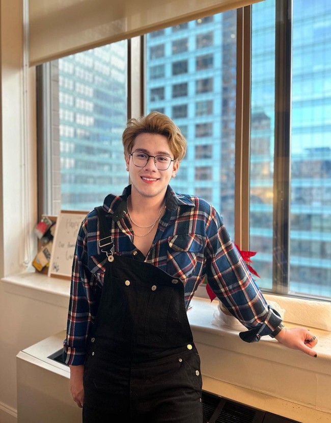 Tak hanya karena kepandaiannya, Deris juga memiliki paras yang tampan. Melalui akun Instagram pribadinya, Deris kerap membagikan foto-fotonya. Fotonya itu pun selalu banjir pujian dari netizen. Foto: Instagram/@derisnagara