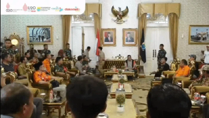Detik-detik bupati Cianjur Herman Suherman meninggalkan ruangan rapat audiensi dengan massa aksi terakait penanganan gempa