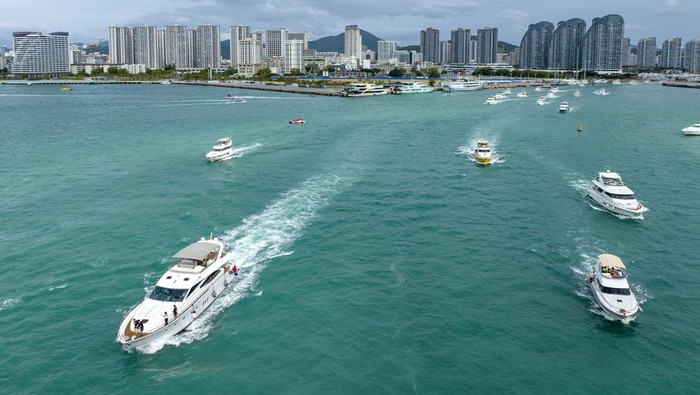 Di Sini Surganya Wisata Kapal Pesiar di China SANYA, CHINA - FEBRUARY 02: Aerial view of tourists enjoying the luxury yacht tour on February 2, 2023 in Sanya, Hainan Province of China. (Photo by VCG/VCG via Getty Images)