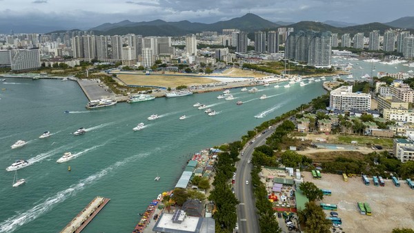 Bahkan ada delapan kapal pesiar di sini yang menawarkan wisata ke Laut China Selatan.  