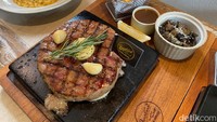 5 Steakhouse di Jakarta Buat Makan Siang Keluarga, Dagingnya Juicy Nagih!