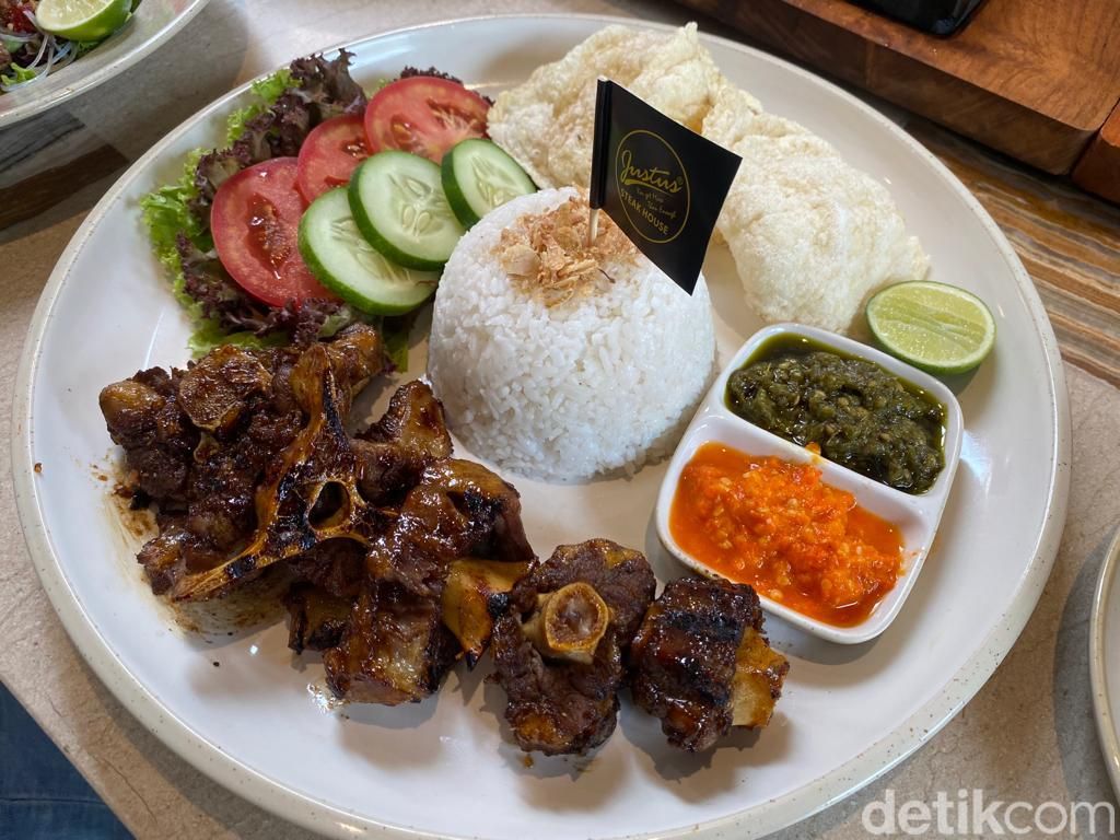 Di Steakhouse Ini Ada Rib Eye Steak hingga Garlic Lobster yang Empuk Juicy