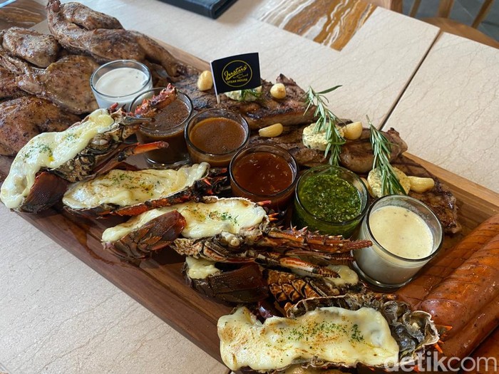 Di Steakhouse Ini Ada Rib Eye Steak hingga Garlic Lobster yang Empuk Juicy