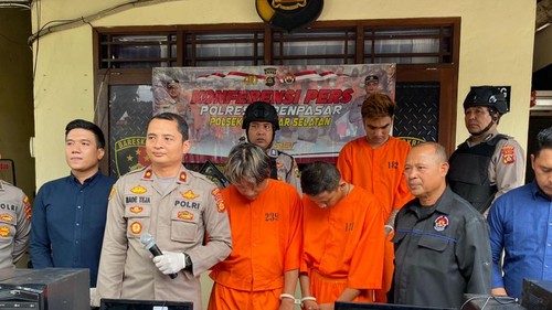 Dua tersangka kasus pencurian dompet tertinggal (dua baju oranye di depan) dihadirkan saat konferensi pers di Polsek Denpasar Selatan. (Dok. Polresta Denpasar)