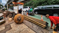 Proyek tersebut mengakibatkan sebagian jalur pedestrian diacak-acak untuk keperluan penggalian.
