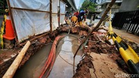 Lubang proyek galian kabel terlihat di beberapa titik dari putaran balik sebelum underpass Satrio hingga kawasan Mega Kuningan.