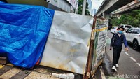 Beberapa titik galian diberi pagar tertutup dan tidak menyisakan trotoar sehingga pejalan kaki harus turun ke aspal (badan jalan) saat melintas.