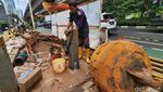 Duh! Trotoar di Jalan Satrio Jaksel Diacak-acak untuk Galian Kabel