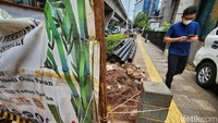 Warga berharap proyek galian ini cepat selesai dan jalur pedestrian kembali nyaman digunakan.