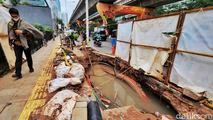 Duh! Trotoar di Jalan Satrio Jaksel Diacak-acak untuk Galian Kabel Proyek galian kabel kembali terlihat di Jl Satrio, Setiabudi, Jakarta Selatan. Adanya proyek ini membuat trotoar di jalan tersebut semrawut.