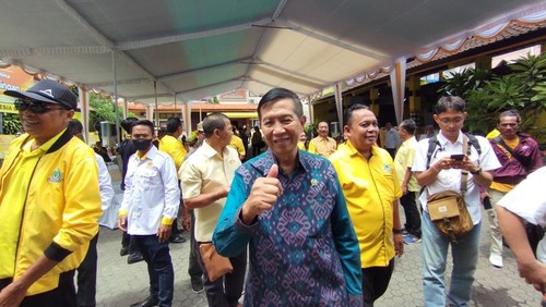 Eks gubernur Bali I Made Mangku Pasthika mempertanyakan alasan penundaan proyek pembangunan Bandara Bali Utara oleh Gubernur Bali Wayan Koster.