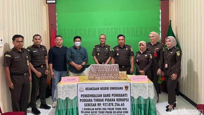 Napi Koruptor kembalikan kerugian negara di Kejari Enrekang.