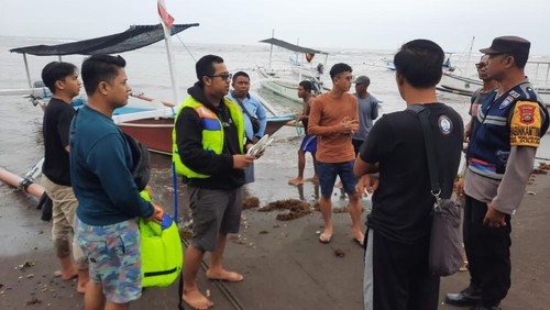 Evakuasi nelayan tewas tenggelam saat mengantarkan turis untuk melihat lumba-lumba di Pantai Lovina, Desa Kalibukbuk, Kecamatan Buleleng, Kabupaten Buleleng, Bali, Jumat (3/2/2023) pagi sekitar pukul 07.00 Wita.