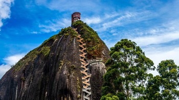 Batu Guatape . Inselberg tengara terkenal juga dikenal sebagai The Stone of El Penol yang terletak di Kolombia. Batu itu pertama kali didaki pada Juli 1954 menggunakan tongkat yang dipasang di dinding batu. Sekarang ada 740 anak tangga ke anak tangga paling atas di atas gedung di puncak. Foto: Boredpanda