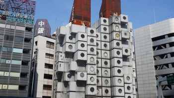Menara Kapsul Nakagin Sebuah menara perumahan dan perkantoran serba guna yang terletak di Tokyo, Jepang. Ini adalah salah satu contoh bangunan langka yang tersisa dari Metabolisme Jepang, sebuah gerakan arsitektur yang melambangkan kebangkitan budaya Jepang pascaperang. Foto: Boredpanda