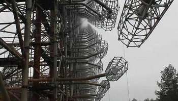 Istilah Duga adalah istilah Rusia untuk busur atau kurva yang merupakan sistem radar over-the-horizon (OTH) Soviet yang dibangun sebagai bagian dari jaringan radar peringatan dini pertahanan rudal. Sistem itu sangat kuat sehingga dapat mengganggu sinyal radio di separuh dunia. Foto: Boredpanda