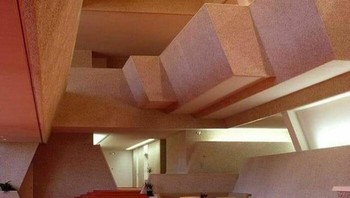 Ini adalah lobi dari Elion-Hitchings Building di Cornwallis Road di Research Triangle Park, North Carolina, AS. Sebuah bangunan Brutalis yang signifikan secara arsitektur yang dirancang oleh Paul Rudolph dan selesai pada tahun 1972 sebagai markas besar Burroughs Wellcome. Foto: Boredpanda