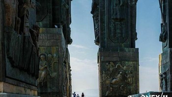 Monumen Chronicle of Georgia atau History Memorial, yang dibuat oleh pematung dan arsitek terkenal Zurab Tseretelipada tahun 1985 tetapi tidak pernah sepenuhnya selesai. Monumen itu terletak di puncak tangga besar. Foto: Boredpanda