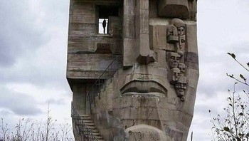 Topeng Kesedihan. Sebuah monumen yang terletak di atas bukit di atas Magadan, Rusia, dibangun untuk mengenang banyak tahanan yang menderita dan meninggal di kamp penjara Gulag di wilayah Kolyma Uni Soviet selama tahun 1930-an, 1940-an, dan 1950-an. Foto: Boredpanda