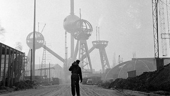 Pembangunan Atomium di Brussel untuk Pameran Dunia 1958. Foto oleh Dolf Kruger, sekitar tahun 1957. Foto: Boredpanda