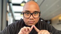 Menjalani diet sehat dilakukan oleh Saykoji untuk menurunkan berat badannya. Ia masih menikmati tumpeng dengan lauk ayam goreng yang pedas menyengat. Foto: Instagram/saykoji