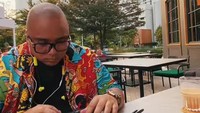 Kafe juga menjadi tempat favorit baginya untuk bermain musik. Saykoji senang mengaransemen lagu dengan musik ala dirinya sambil menikmati minuman yang segar. Foto: Instagram/saykoji