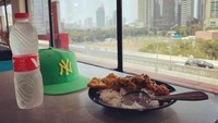 Saat menikmati makanannya, Saykoji lebih seneng sambil memandangi suasana kota. Nasi lengkap dengan lauk dinikmati sambil bersantai. Foto: Instagram/saykoji