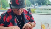 Mengunjungi kafe yang ada di tepi danau, Saykoji asyik mengaransemen lagu lainnya. Segelas es teh lemon dipesannya untuk menemani dirinya yang sedang berkreasi melalui musik. Foto: Instagram/saykoji